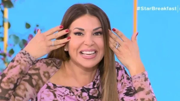 Ελένη Χατζίδου: «Δεν κουνιέται φύλλο κούκλα μου από το μπότοξ...» -"Έλιωσαν" στο γέλιο οι συνεργάτες της με την επική της ατάκα