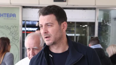 Γιώργος Αγγελόπουλος: Συγκινημένος έξω από το μαιευτήριο - Η έξοδος με την Δήμητρα Βαμβακούση και το μωρό τους