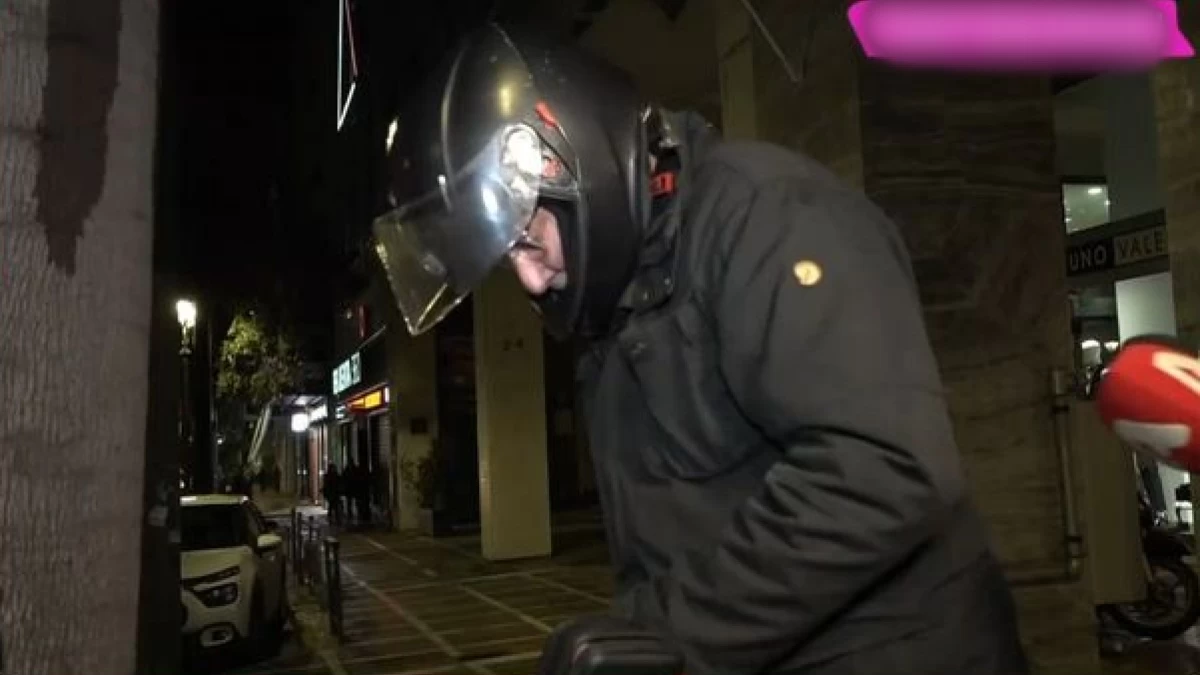 Γιώργος Κιμούλης: Η πρώτη αντίδραση μετά την παραπομπή σε δίκη - Φόρεσε γρήγορα το κράνος του και γύρισε την πλάτη