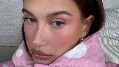 Βρήκαμε τη σκιά ματιών που έχει γίνει viral στο TikTok τώρα- Τη λατρεύει και η Hailey Bieber!