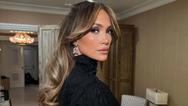 Jennifer Lopez: Με βελούδινο φιόγκο στα μαλλιά-ξανά- απογειώνει το hair-look της!