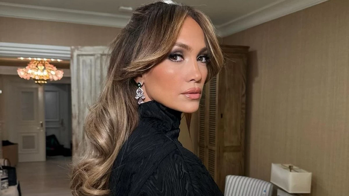 Jennifer Lopez: Με βελούδινο φιόγκο στα μαλλιά-ξανά- απογειώνει το hair-look της!