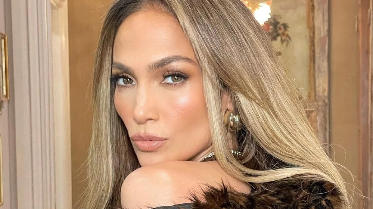 Jennifer Lopez: Το αγαπημένο της concealer που καλύπτει μαύρους κύκλους & φωτίζει το βλέμμα κοστίζει κάτω από 18 ευρώ!