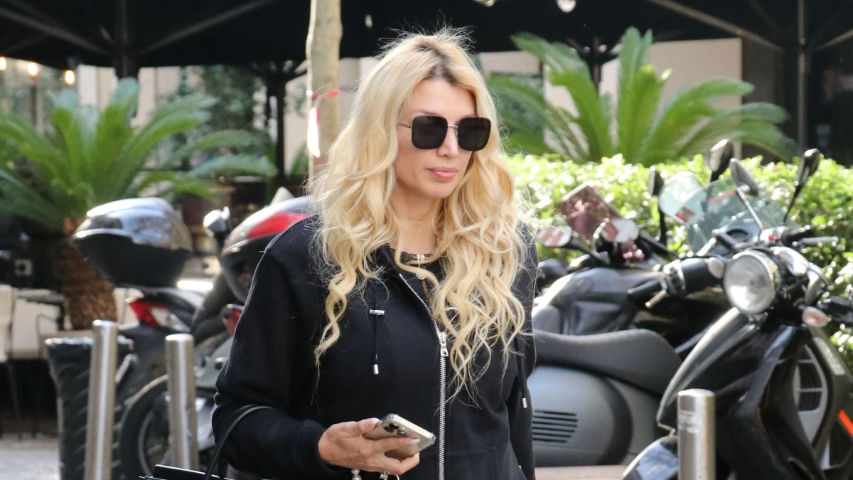 Κωνσταντίνα Σπυροπούλου: Ντυμένη στα μαύρα έκρυβε την κοιλίτσα της με φαρδιά ζακέτα - Η μοναχική της βόλτα στο κέντρο της Αθήνας