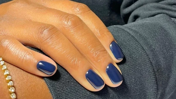 Navy blue nails: Η hot απόχρωση στα νύχια που θα βλέπεις παντού όλο το Φεβρουάριο!