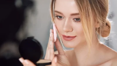 Powder Puff: To αμφιλεγόμενο εργαλείο μακιγιάζ που είναι τώρα viral στο TikTok- Δες πως θα σου χαρίσει ένα αψεγάδιαστο μακιγιάζ!