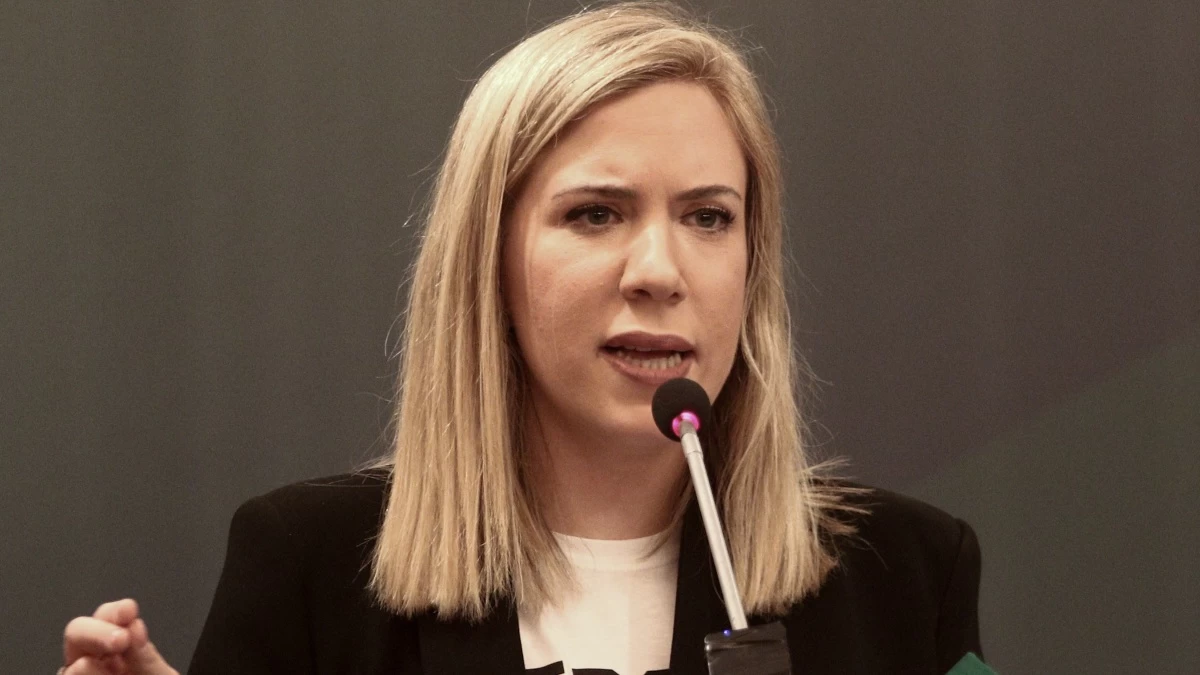 Τέμπη: Σβήστηκαν τα ονόματα των 57 θυμάτων στο Σύνταγμα - Η επίσημη ανακοίνωση της Αντιδημάρχου Καθαριότητας, Ρωξάνης Μπέη