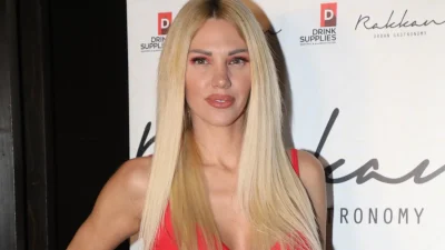 Η Σάσα Μπάστα σε βραδινή εμφάνιση