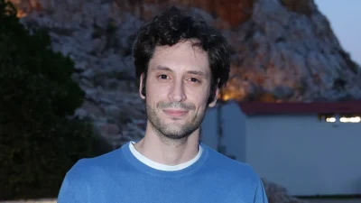 Σπύρος Σταμούλης: Χαμός με θαυμάστρια που "μπούκαρε" στα καμαρίνια και είδε τους ηθοποιούς γυμνούς