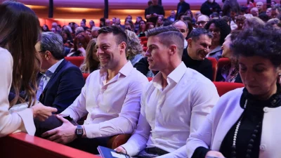 Στέφανος Κασσελάκης: Μετά το «βρώμικο» στην Κοζάνη, πήγε με τον σύζυγό του Tyler McBeth, σε παράσταση της Εθνικής Λυρικής Σκηνής