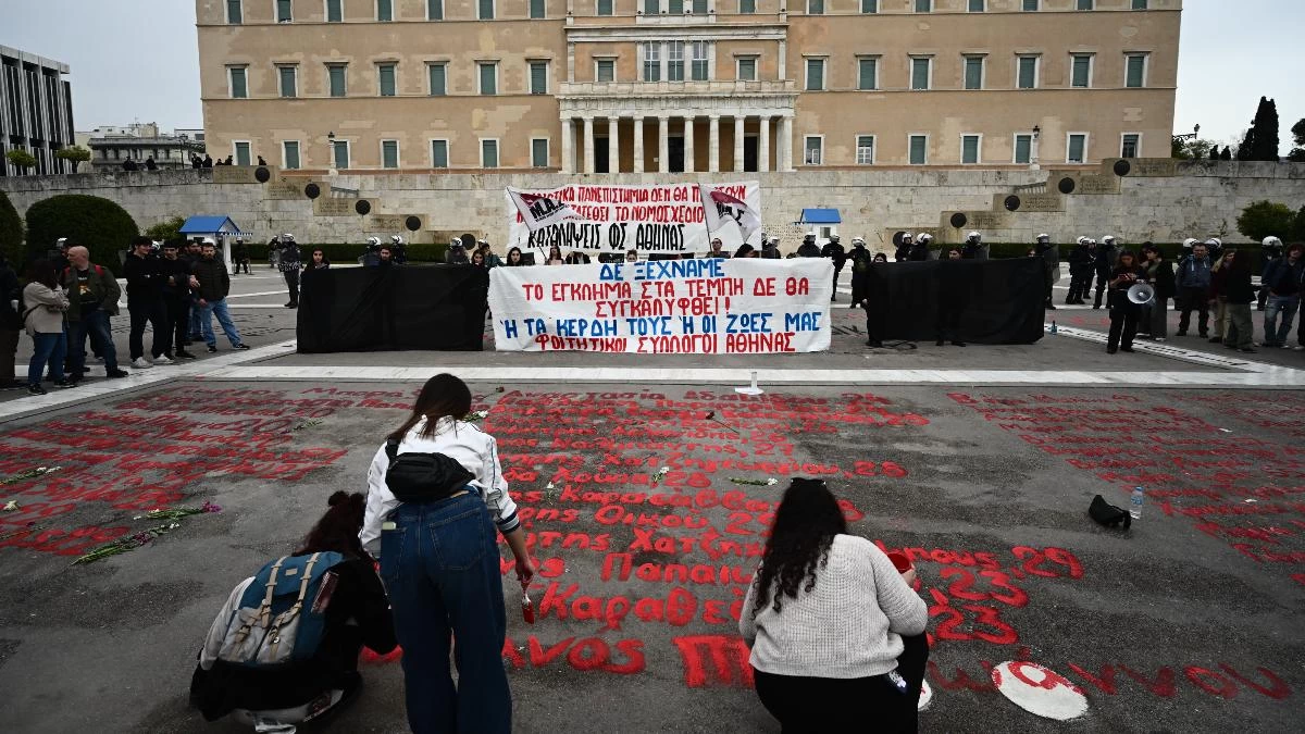 Τέμπη: Ηχηρή απάντηση - Φοιτητές και μαθητές έγραψαν ξανά με κόκκινη μπογιά τα ονόματα των 57 νεκρών