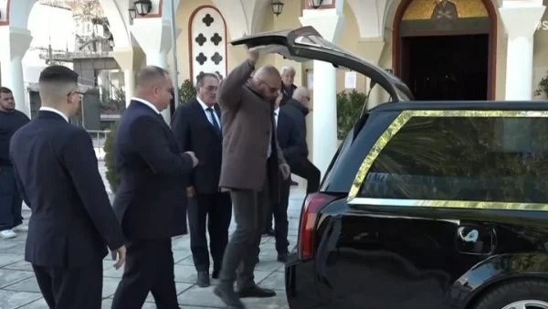 Σπαρακτικό το τελευταίο αντίο στην κηδεία του Βαγγέλη Ρωχάμη - Τραγικές φιγούρες οι κόρες και η αδελφή του