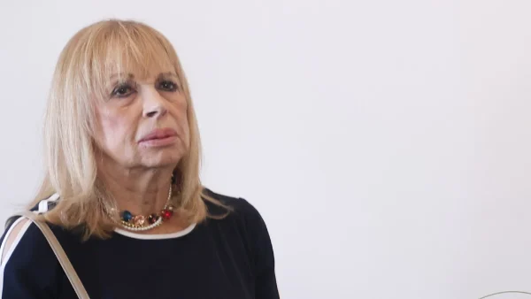 Άννα Φόνσου: «Σας παρακαλώ πολύ προσοχή πώς εκφράζεστε» - Έξαλλη με δημοσιογράφους που ατιμάζουν την μνήμη της Τέτης Σχοινάκη μετά τον θάνατό της