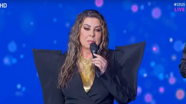 Άντζελα Δημητρίου: Ο πραγματικός λόγος που αποχώρησε ξαφνικά από το J2US - «Ο Νίκος Κοκλώνης δεν το γνώριζε ούτε ο...»