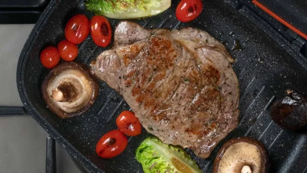 7+1 tips από την Αργυρώ για ζουμερές μπριζόλες σχάρας: Έτσι δε θα κολλήσουν και θα βγουν καλοψημένες μέσα - έξω
