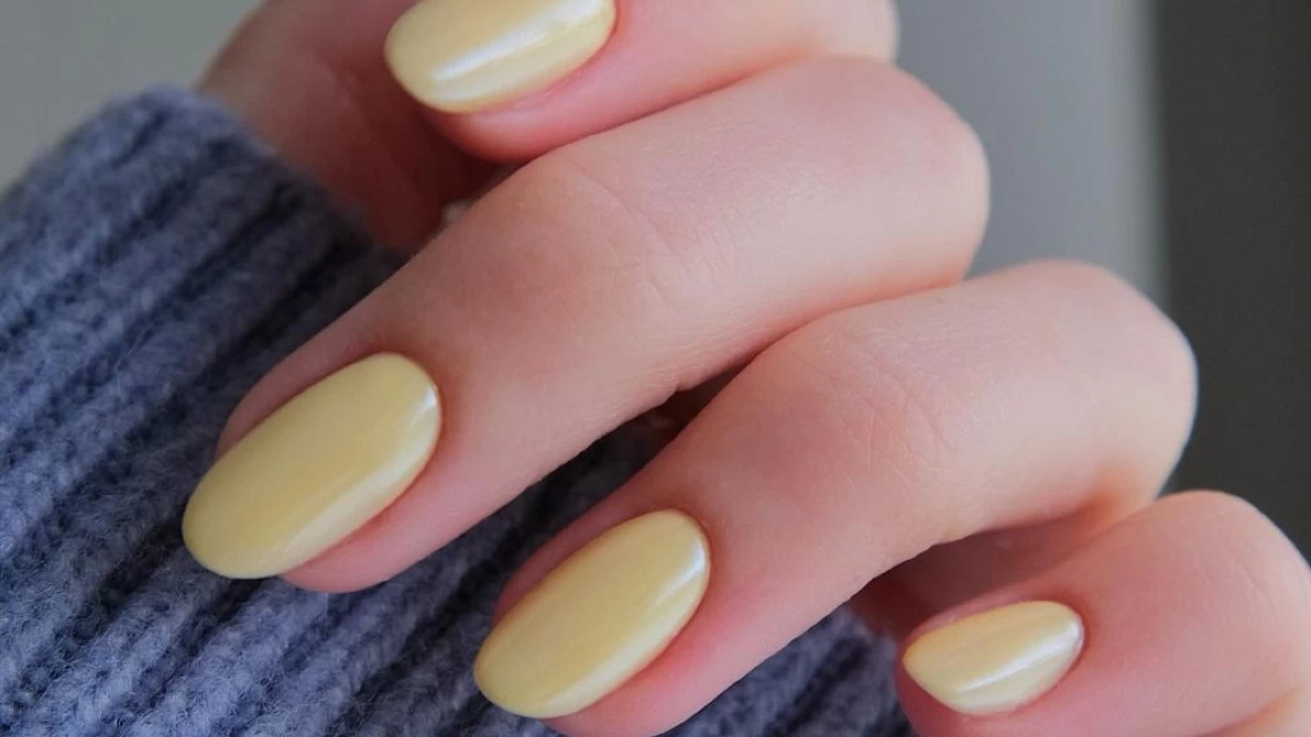Butter yellow nails: Η hot απόχρωση στο μανικιούρ που θα βλέπεις παντού την άνοιξη - Τη δοκίμασε & η Selena Gomez!