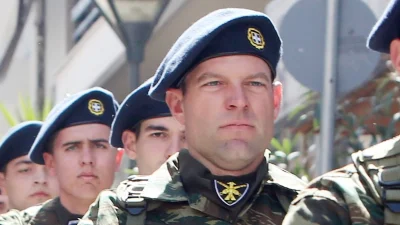 Παρέλαση 25ης Μαρτίου: Ντυμένος στα χακί με τον στρατιωτικό μπερέ ο Στέφανος Κασσελάκης στη Θήβα