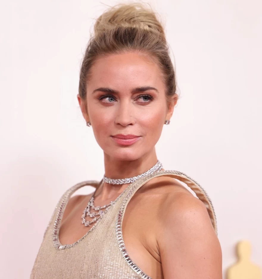 beauty look emily blunt oscar 2024