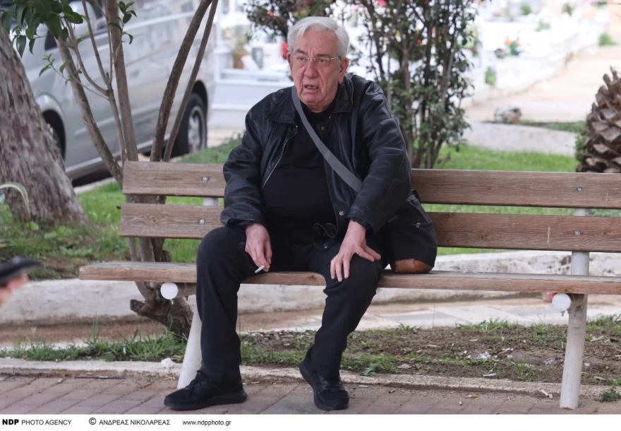 Θρήνος στην κηδεία της Τέτης Σχοινάκη: Τραγική φιγούρα ο αδερφός της Μιχάλης - Η ηχηρή απουσία της Άννας Φόνσου