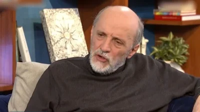 Μάνος Βακούσης: «Τελείωσα νυχτερινό Γυμνάσιο γιατί με αγάπησαν οι δάσκαλοι, δούλευα σε νεκροτομείο και έπλενα σώματα»
