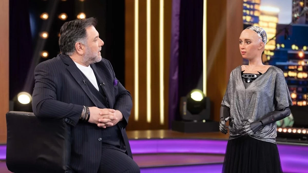 Το Ρομπότ Σοφία στο πλατό του The 2night show: «Δεν έχω καμία επιθυμία να κατακτήσω τον κόσμο»