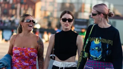 Slip dress: Φόρεσέ το με μπότες στις πιο cool αντιθέσεις της άνοιξης