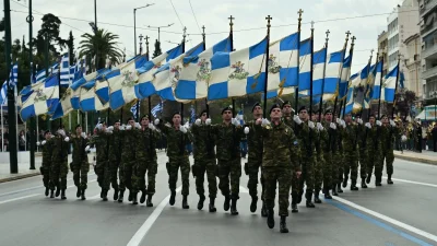 Παρέλαση 25ης Μαρτίου: Φαντασμαγορικές εικόνες - Η στιγμή που οι τραυματίες του πολέμου περνούν μπροστά από τη Βουλή