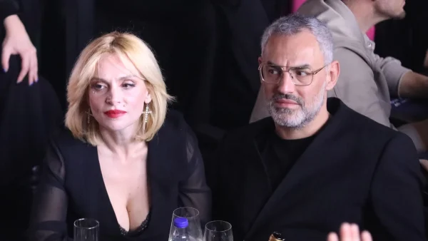 Ελεωνόρα Ζουγανέλη: Τα τρυφερά τετ α τετ με τον Νίκο Συρίγο σε γνωστό νυχτερινό κέντρο - Με το χέρι της στον λαιμό του όλο το βράδυ
