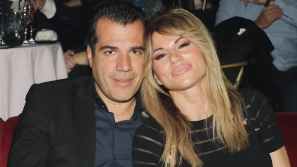 Θάνος Πλεύρης:  Με καμπάνα δερμάτινο παντελόνι & σικάτο τζάκετ - Υπέρκομψη η σύζυγός του στη νέα βραδινή έξοδό τους