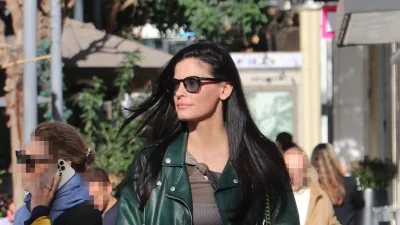Χριστίνα Μπόμπα: Με πολύ φαρδύ τζιν παντελόνι - Σπάνια δημόσια εμφάνιση χωρίς τις δίδυμες κόρες της