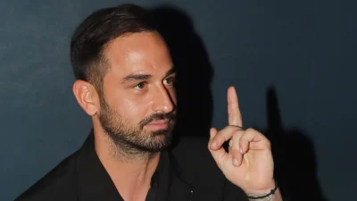 Άρης Σοϊλέδης: Στο θέατρο με γοητευτική συνοδό - Καθόντουσαν στην πρώτη γραμμή και της έπιασε το χέρι