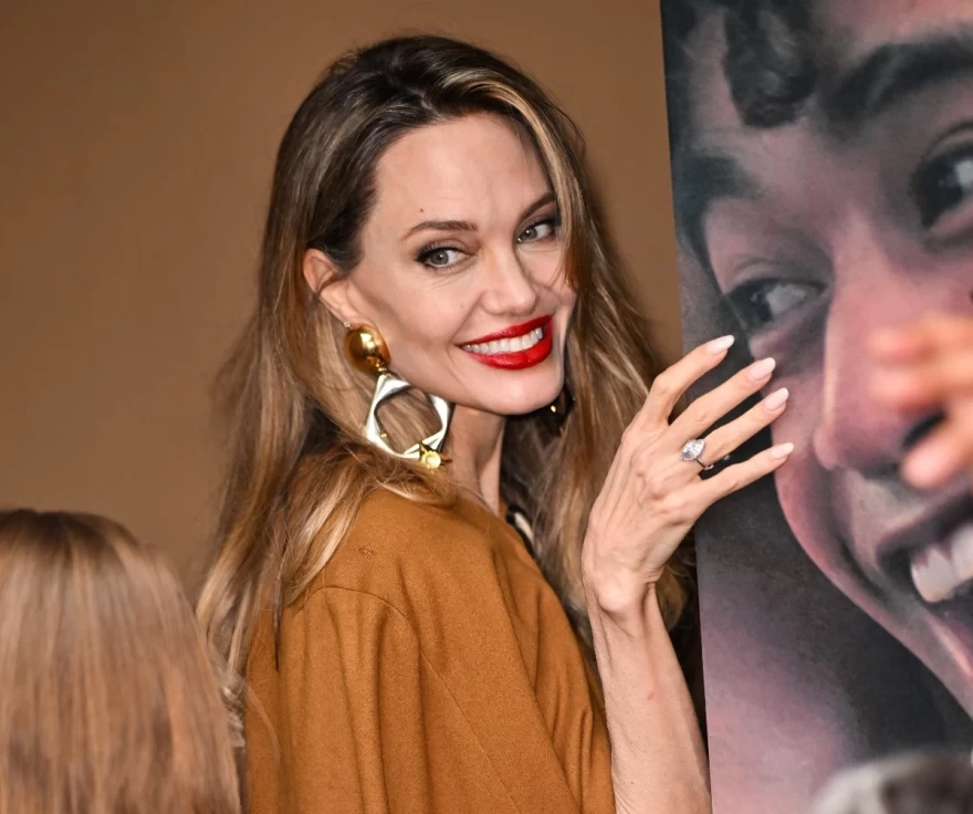 angelina jolie με cloud nails