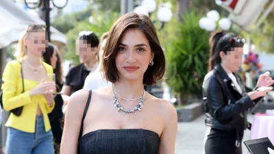 Αντιγόνη Νεοφύτου: Με μικροσκοπικό strapless φόρεμα και κόκκινα πέδιλα στη Γλυφάδα - Η πρώτη δημόσια εμφάνιση μετά την είδηση του χωρισμού της