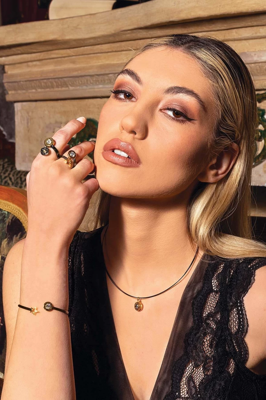Best of Jewels: Τα ωραιότερα κοσμήματα της άνοιξης σε μια εντυπωσιακή φωτογράφιση για να διαλέξεις αυτά που ταιριάζουν στο στυλ σου