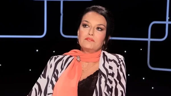 Ελένη Φιλίνη: «Την τελευταία μέρα που έφευγα, μου έδειξε έναν όγκο που είχε βγάλει και...» - Η σπάνια εξομολόγηση για τη σχέση με τους γονείς της και την απουσία του πατέρα της