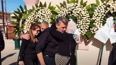 Γιάννης Καλλιάνος: Μαυροφορεμένος σε άσχημη ψυχολογική κατάσταση - Με δάκρυα στα μάτια στην κηδεία του πατέρα του