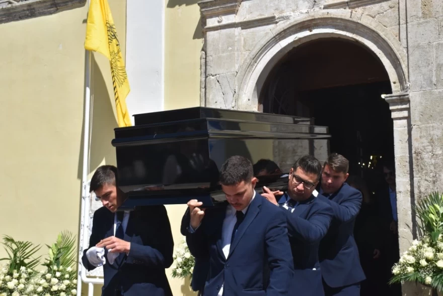 Κηδεία μητέρας Έλλη Στάη φέρετρο