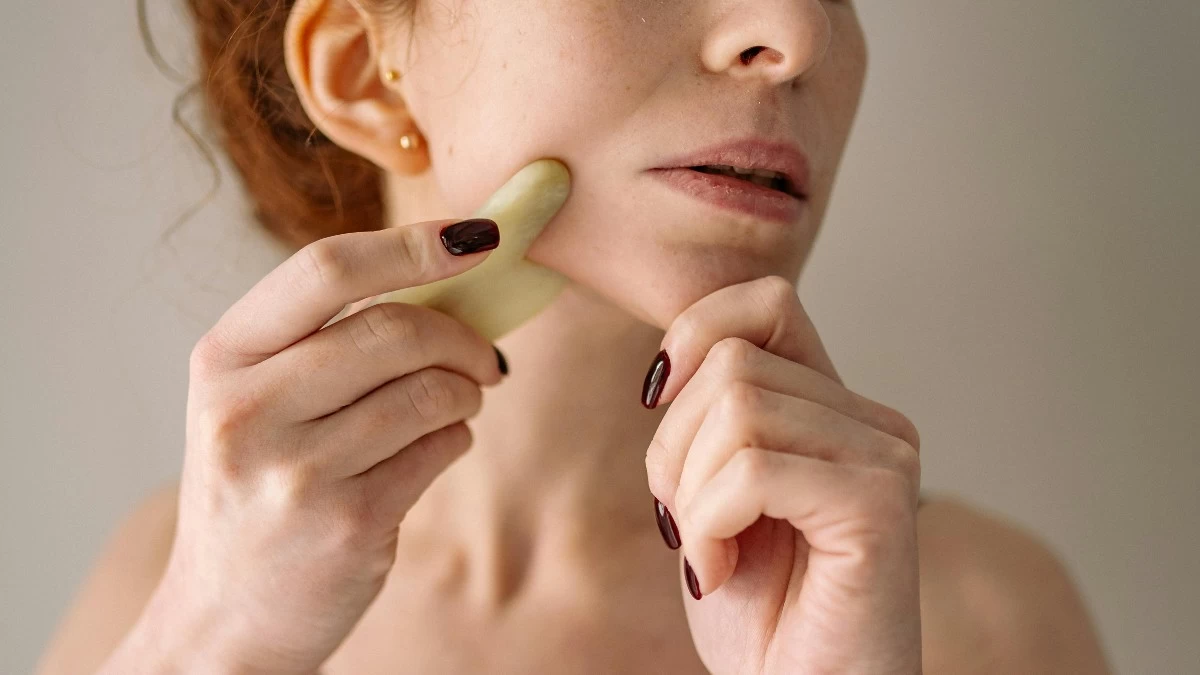 Gua Sha: Το δημοφιλές εργαλείο ομορφιάς που χαρίζει εφέ botox στο πρόσωπό σου!