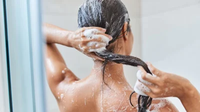 Πόσο συχνά πρέπει να λούζεις τα μαλλιά σου για να μακρύνουν;