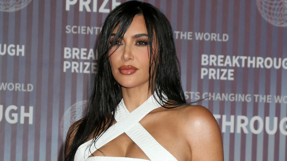Αυτό είναι το αγαπημένο βερνίκι νυχιών της Kim Kardashian για ένα υπέροχο ροζ-nude μανικιούρ διαρκείας!