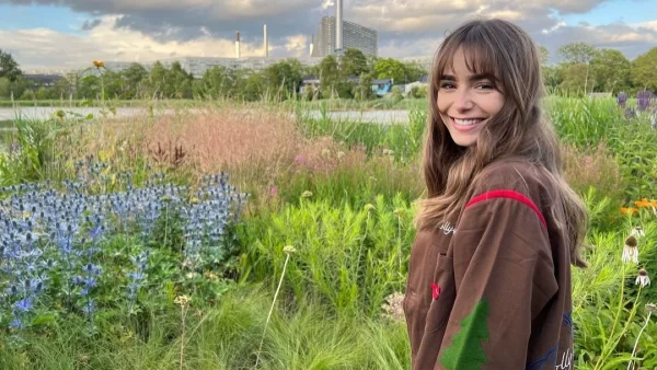To αγαπημένο lip balm της Lily Collins κοστίζει κάτω από 5 ευρώ & αφήνει τα χείλη απαλά σαν μετάξι!