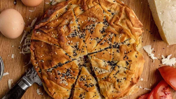Κιμαδόπιτα με τραγανή σφολιάτα και γέμιση μούρλια - Η πασχαλινή συνταγή της Αργυρώς