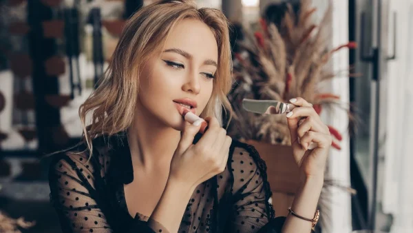 Peach makeup: Αυτό είναι το μακιγιάζ που θα βλέπεις παντού την άνοιξη - Δες πώς να το υιοθετήσεις!
