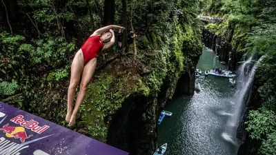 Red Bull Cliff Diving: Έχεις δει βουτιές από τα... 27 μέτρα;