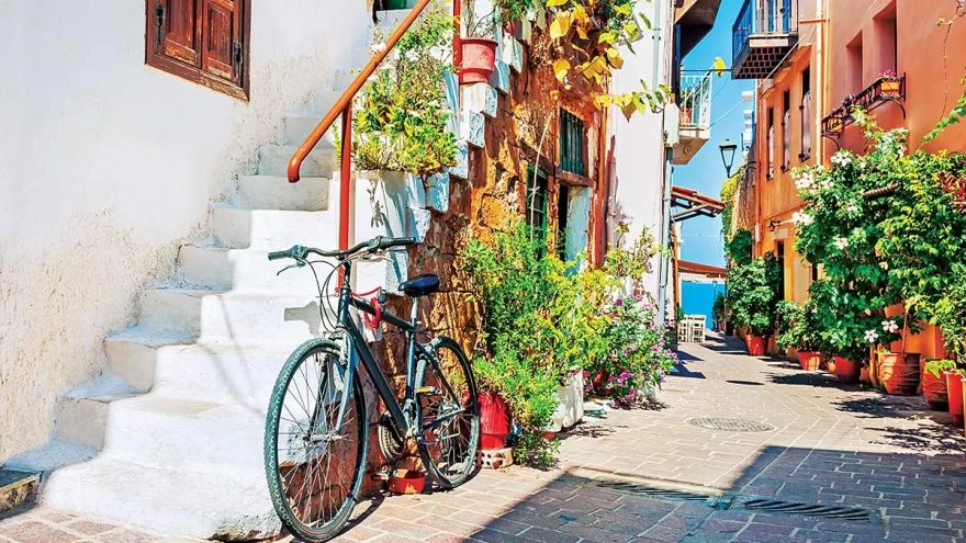 Γραφικό δρομάκι στην πόλη των Χανίων