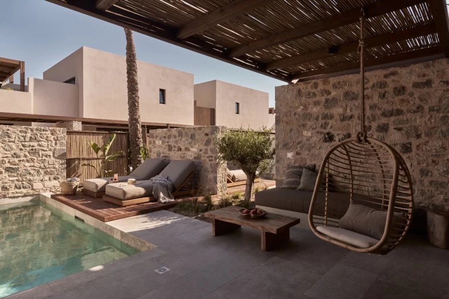 Η ιδιωτική πισίνα της σουίτας στο Theros All Suites