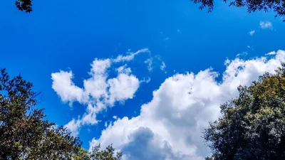 Καιρός 8/5: Αραιές νεφώσεις με τοπικές βροχές - Κατά πόσο θα πέσει η θερμοκρασία;