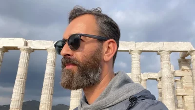 Άγγελος Μπράτης: Το φιλί στο στόμα με άλλον άντρα - Η φωτογραφία που δημοσίευσε στο Instagram