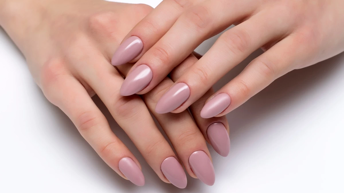 Almond nails: Τα αμυγδαλωτά νύχια είναι η απόλυτη τάση στο μανικιούρ που θα λατρέψεις αυτό το καλοκαίρι!