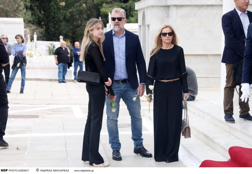 Κηδεία Άννας Παναγιωτοπούλου γιος, νύφη, εγγονί